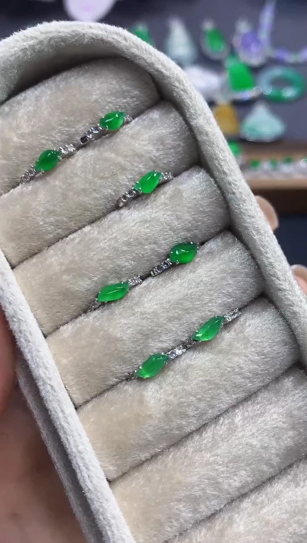 18K金镶嵌翡翠耳饰A1翡翠 多样性发一件