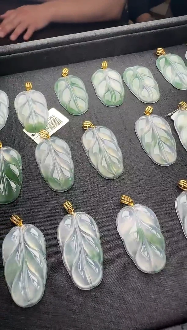 翡翠18K金镶嵌颈饰29884（多样性发货一个）