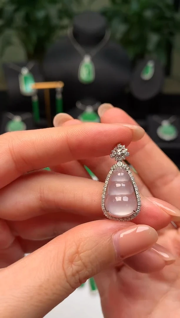 颈饰18K金镶嵌翡翠福豆