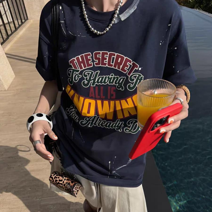 【奥莉】2025春夏：美式复古字母印花手绘泼墨T恤2565