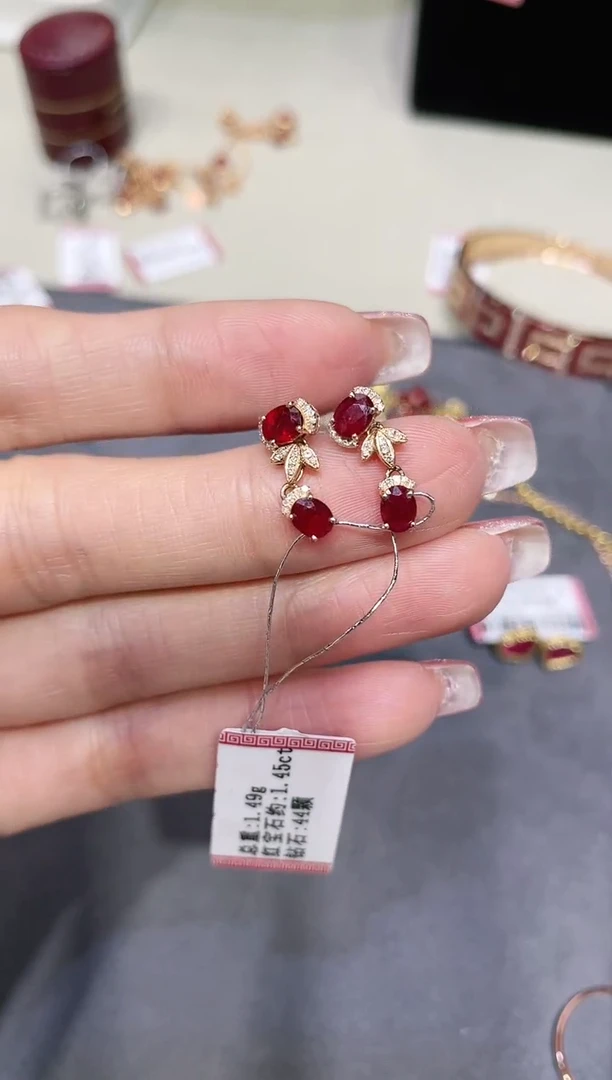 18K金镶嵌天然红宝石耳饰
