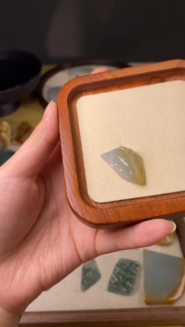 定制翡翠未镶嵌小黄翡