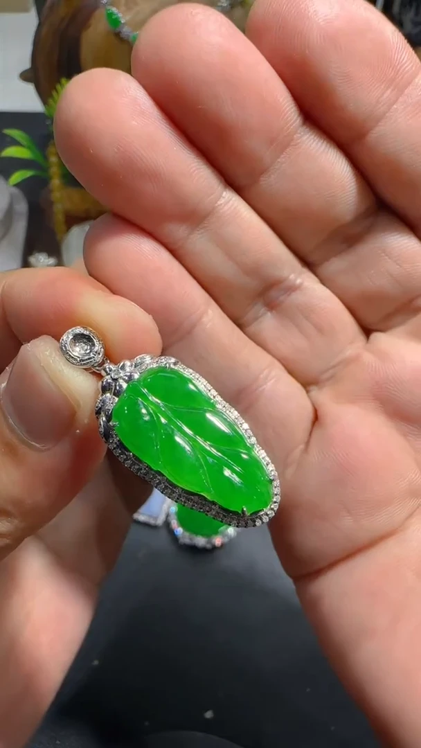 【闪购商品】翡翠吊坠(不含链)18K金镶嵌吊坠