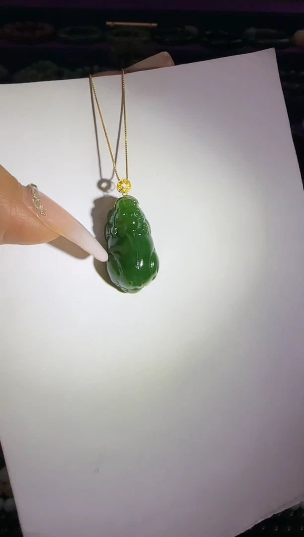 颈饰18K金镶嵌和田玉貔貅