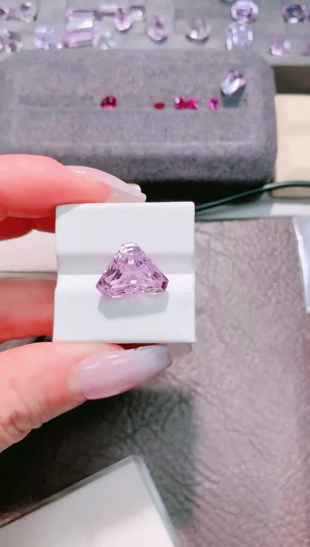 未镶嵌锂辉石裸石9.75ct