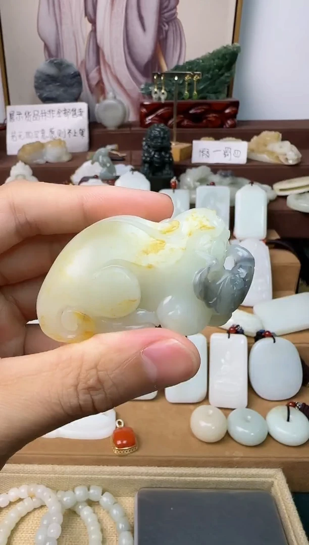 和田玉未镶嵌颈饰大*卷把件