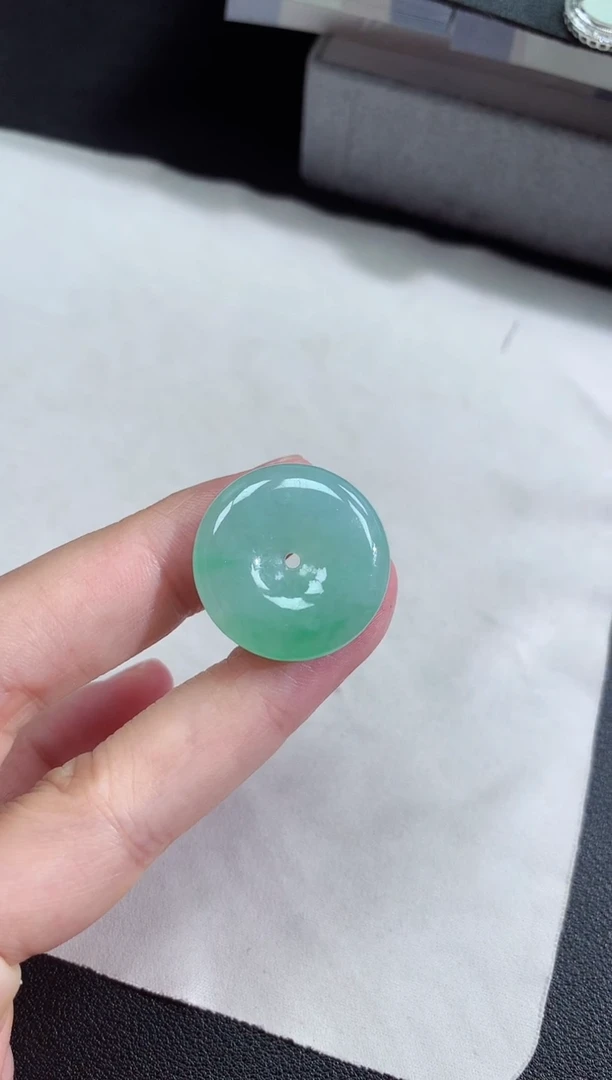 翡翠未镶嵌颈饰冰种飘绿平安扣