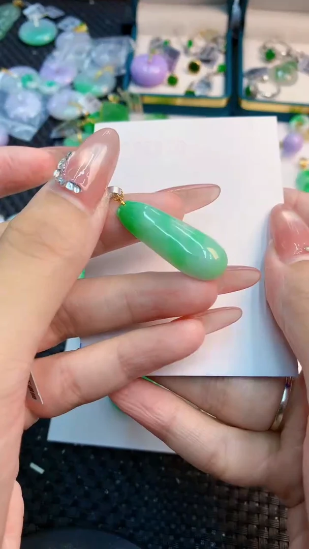翡翠18K金镶嵌吊坠(不含链)1