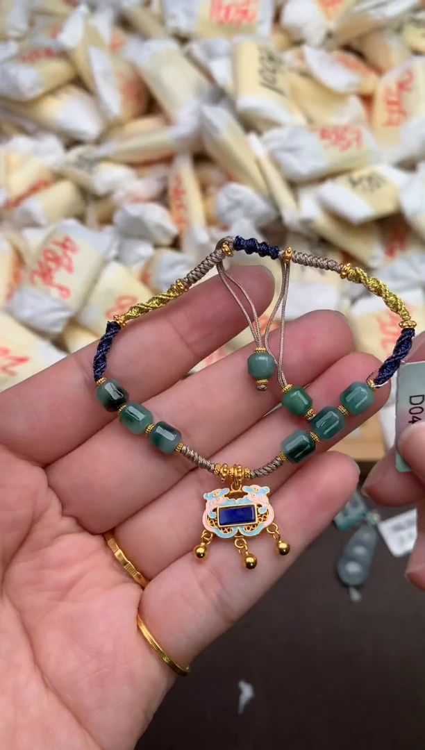 翡翠挂件未镶嵌   —