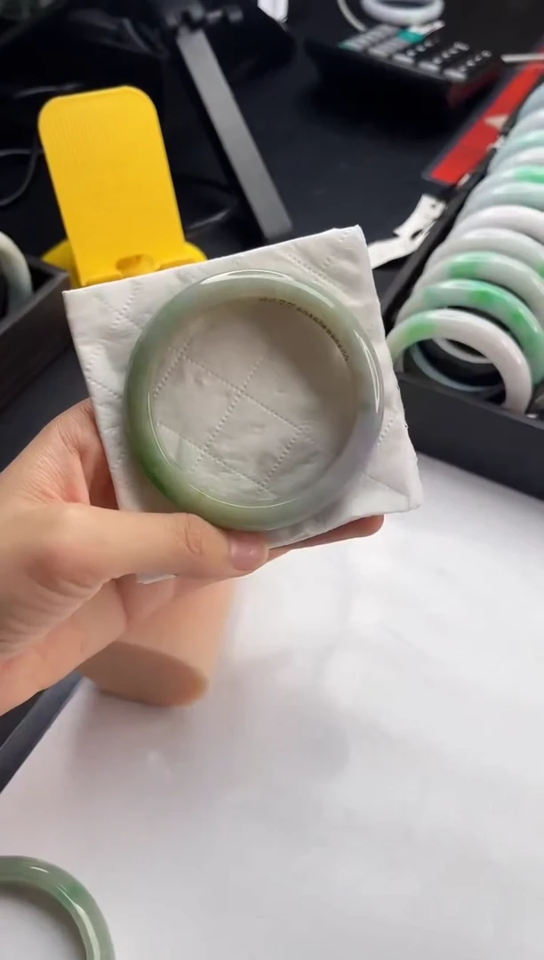 翡翠手镯未镶嵌翡翠1