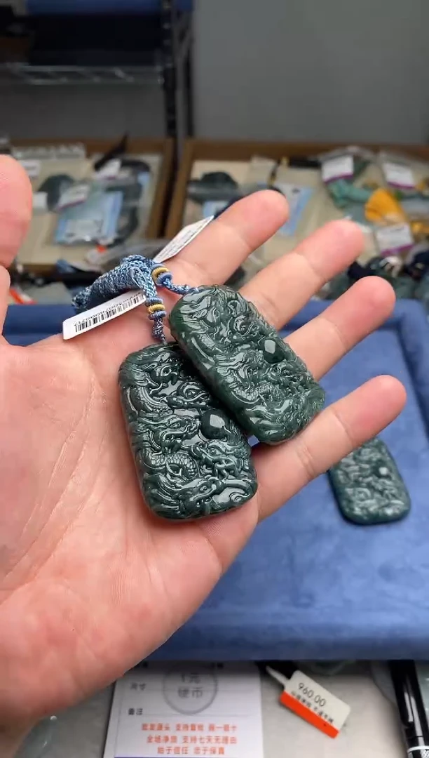 翡翠未镶嵌颈饰多样性发其一