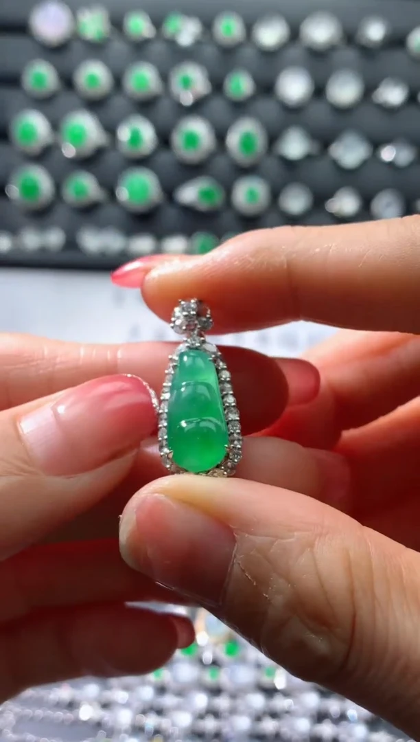 颈饰18K金镶嵌翡翠18K翡翠