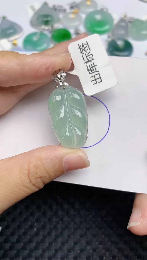 颈饰18K金镶嵌翡翠熊**?天然缅甸A货翡翠百元以上9元证书费自理