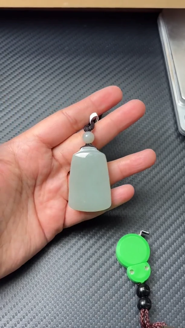 吊坠(赠链)未镶嵌和田玉且末近矿微色差吊坠Sm