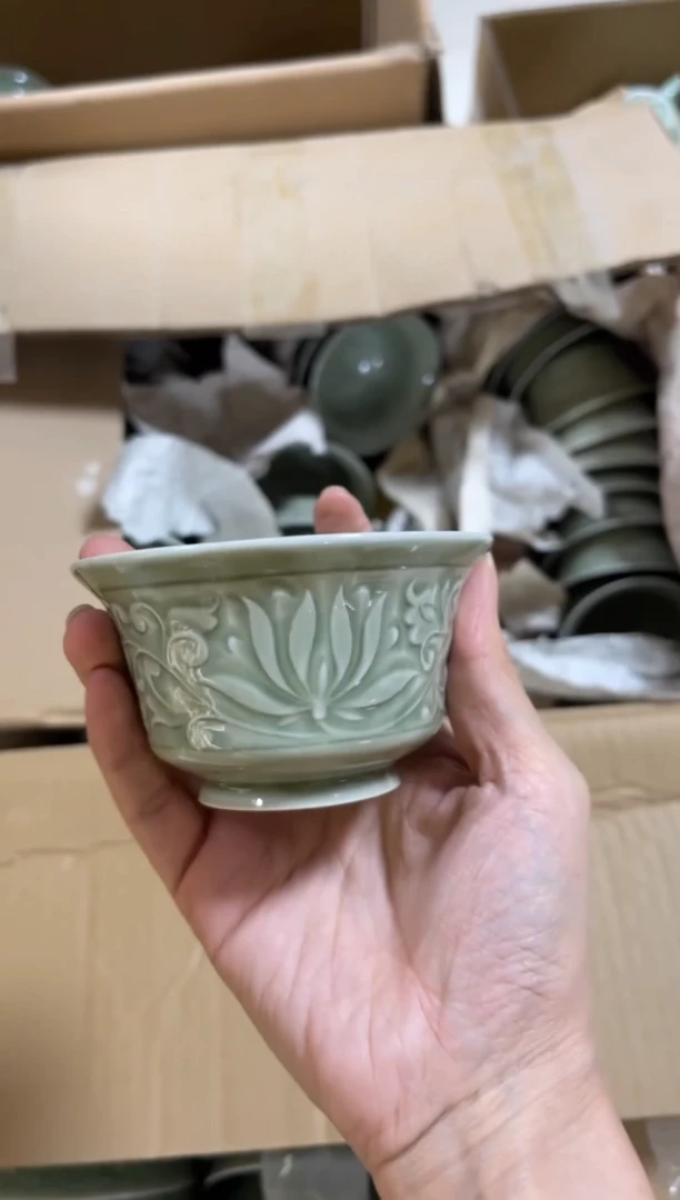 陶瓷青瓷莲纹压手杯 微瑕 二级