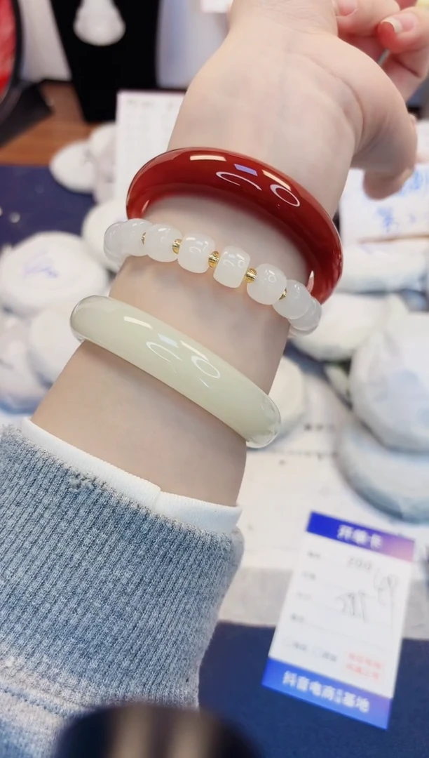 【闪购商品】石英质玉手镯未镶嵌200-玛瑙-圈口58