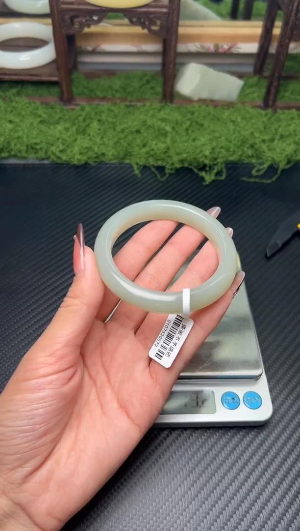 未镶嵌手镯和田玉?且末微色差近矿55+