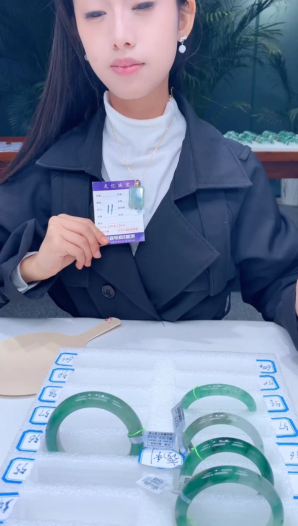 未镶嵌手镯石英质玉天然非洲翠