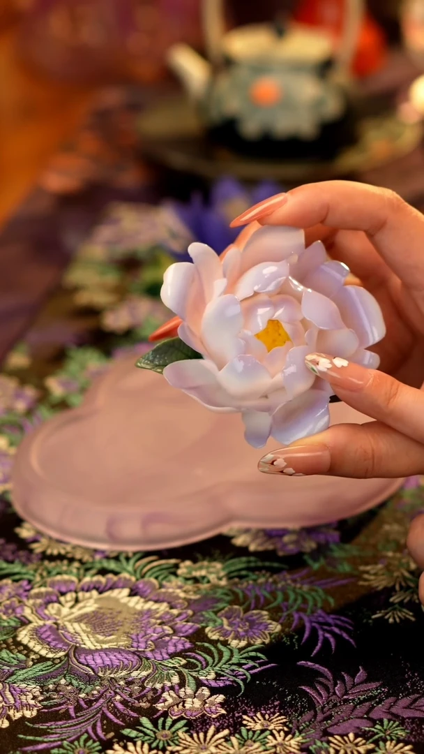 瓷花紫牡丹摆件···········