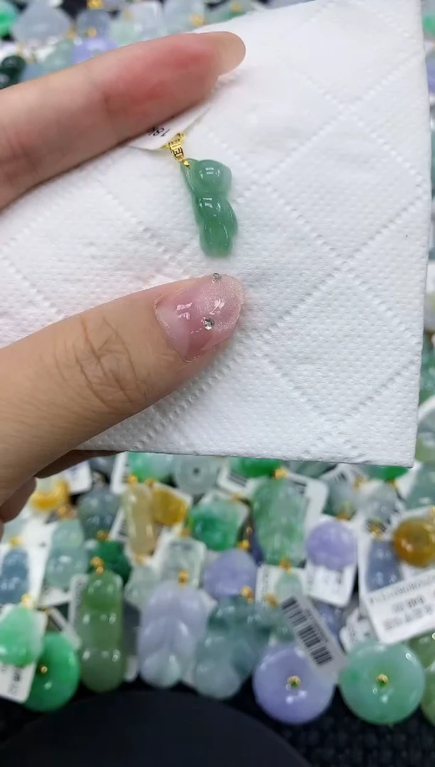 翡翠18K金镶嵌颈饰11111111111