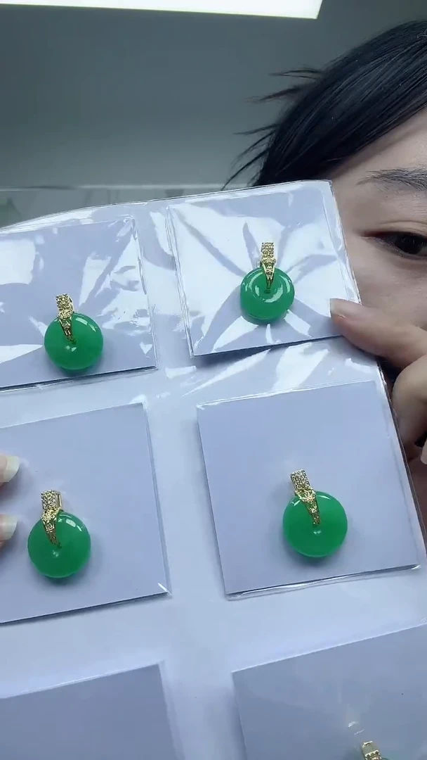 颈饰未镶嵌翡翠甜绿小平安扣