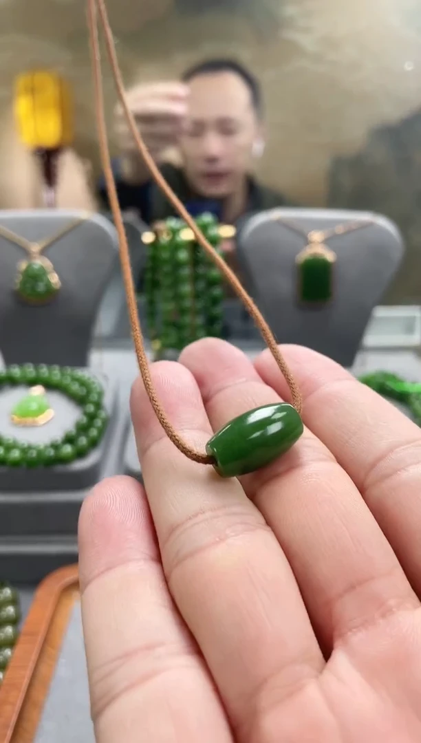 吊坠(赠链)未镶嵌和田玉吊坠(赠链) 未镶嵌 和田玉