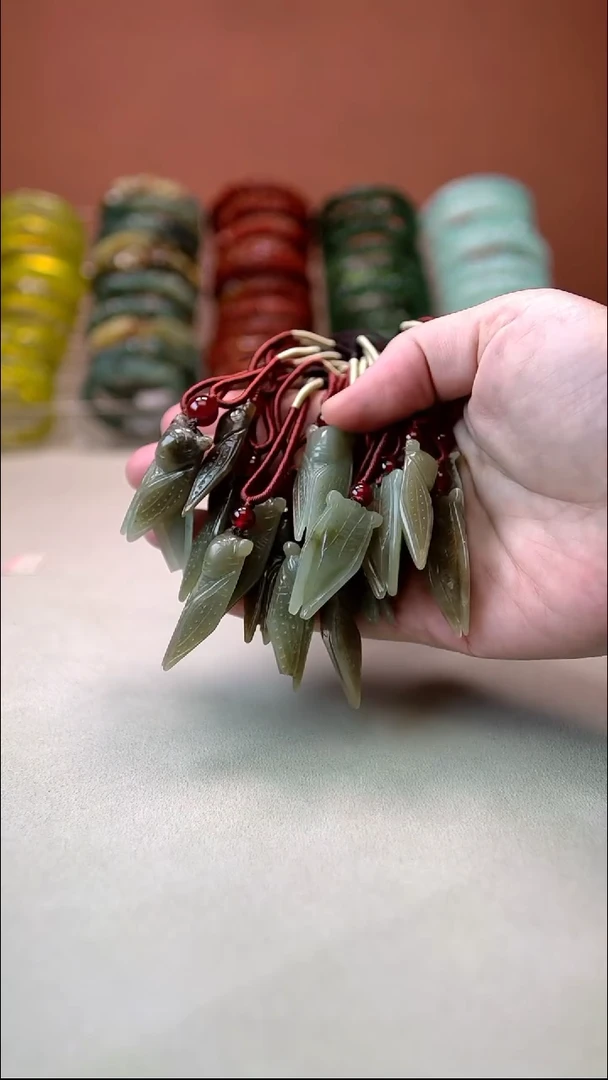 颈饰未镶嵌和田玉一鸣惊人