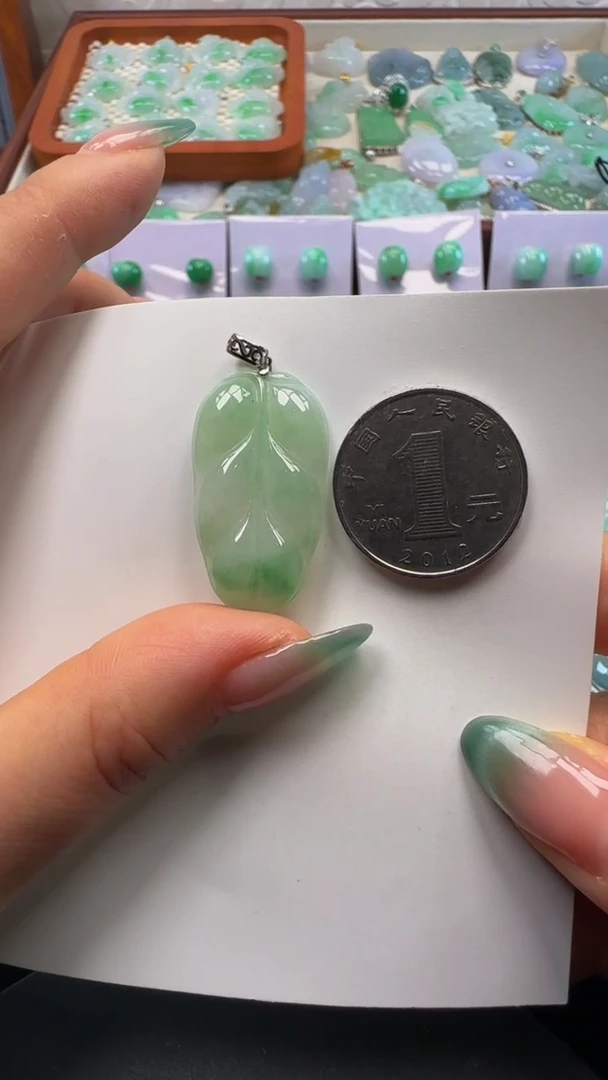 颈饰18K金镶嵌翡翠叶子