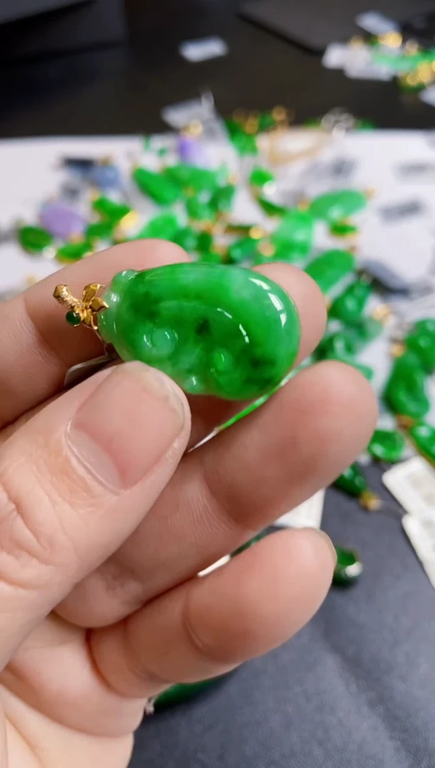 【闪购商品】翡翠颈饰18K金镶嵌吊坠如意