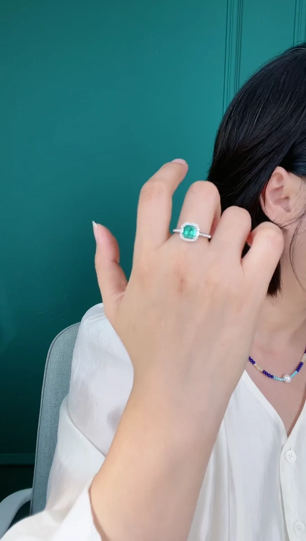 祖母绿戒指18K金镶嵌1.23ct祖母绿钻石戒指