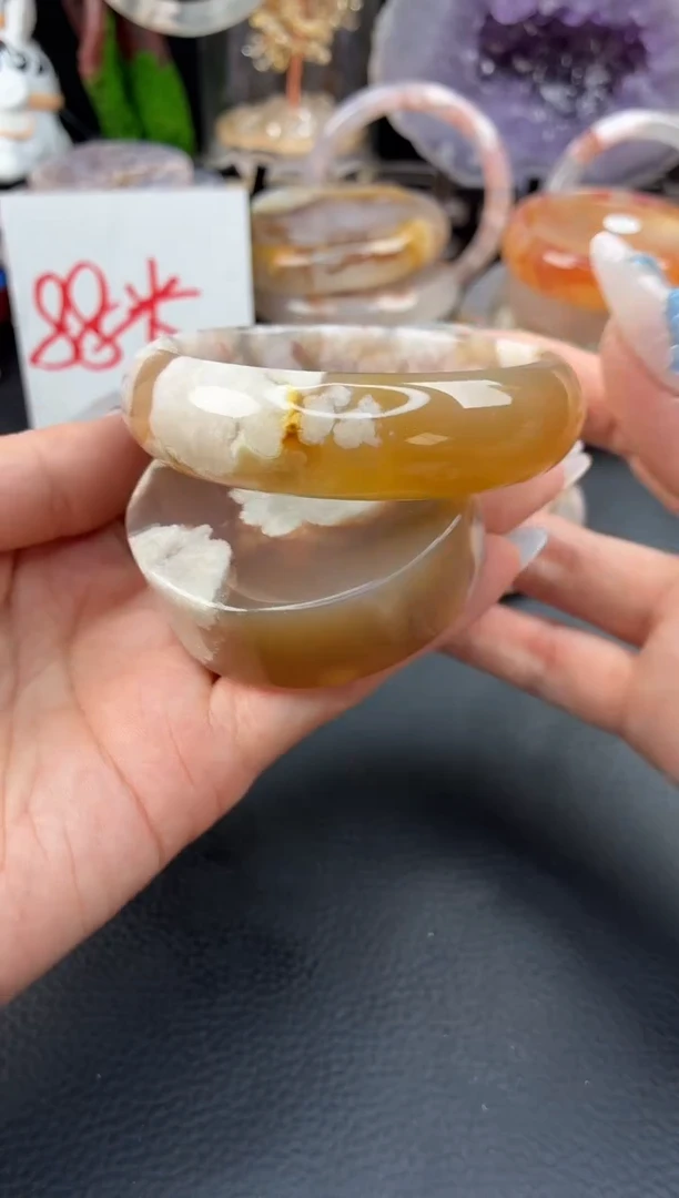 未镶嵌手镯（圆镯）石英质玉56