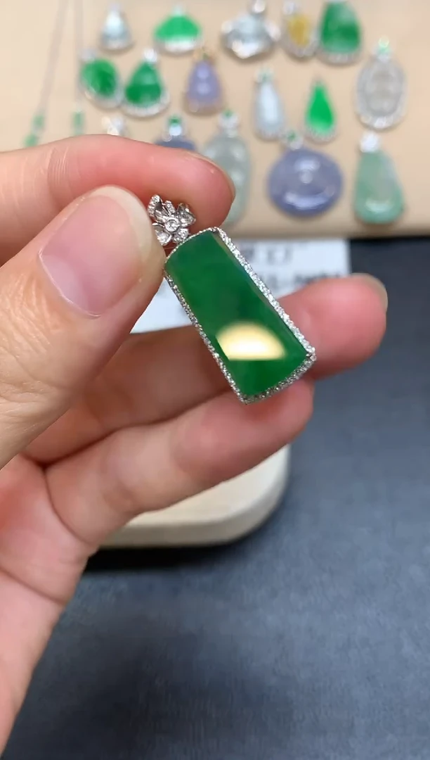 颈饰18K金镶嵌翡翠无事牌【无服务费