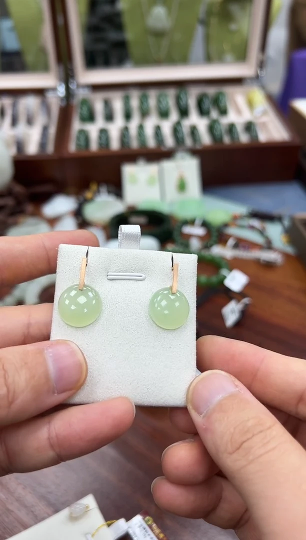 颈饰18K金镶嵌和田玉翠青耳钉一对