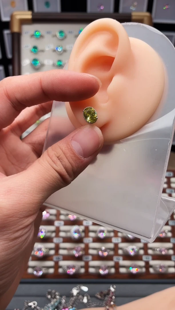 银S925镶嵌金绿宝石耳钉1888