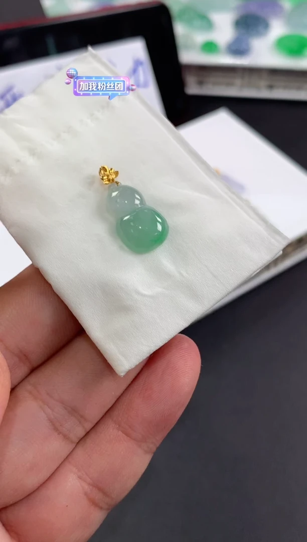 颈饰18K金镶嵌翡翠莫**绘翡翠