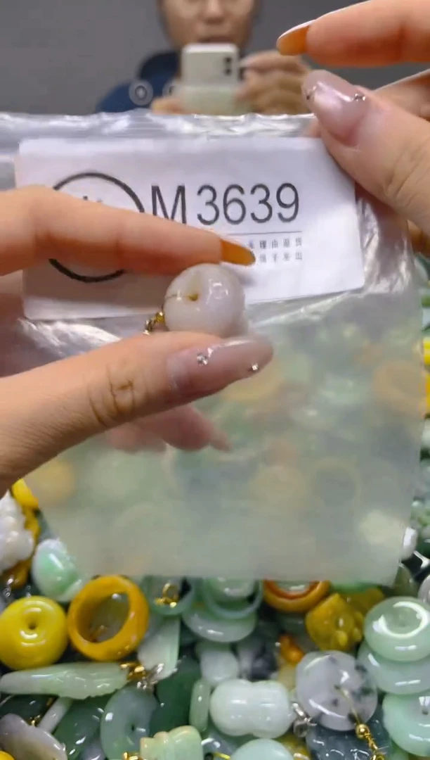 颈饰未镶嵌翡翠/M/翡翠A货，一件也是批发价