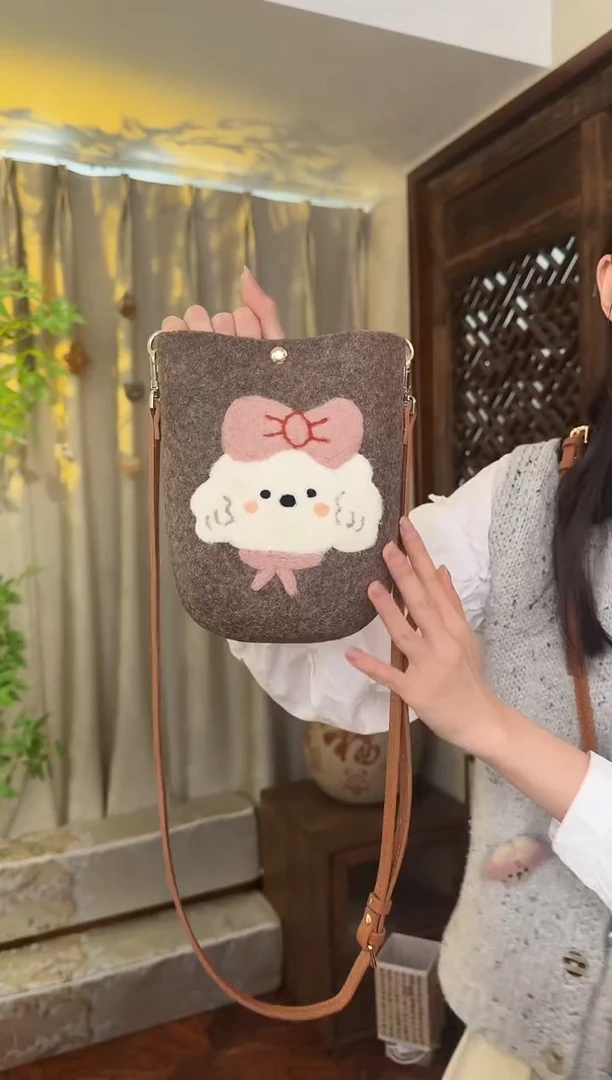羊毛非遗纯手工包  手机包小狗