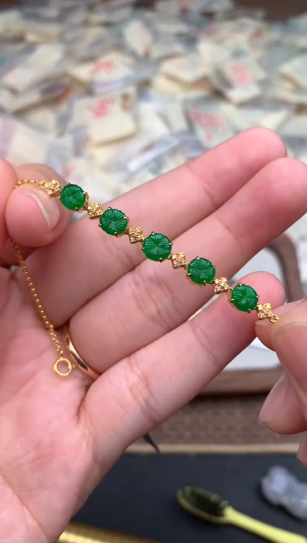 18K金镶嵌挂件翡翠一