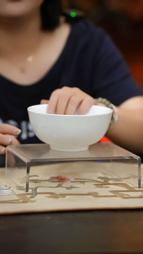 2个微瑕白胎6英寸面碗（无底款）