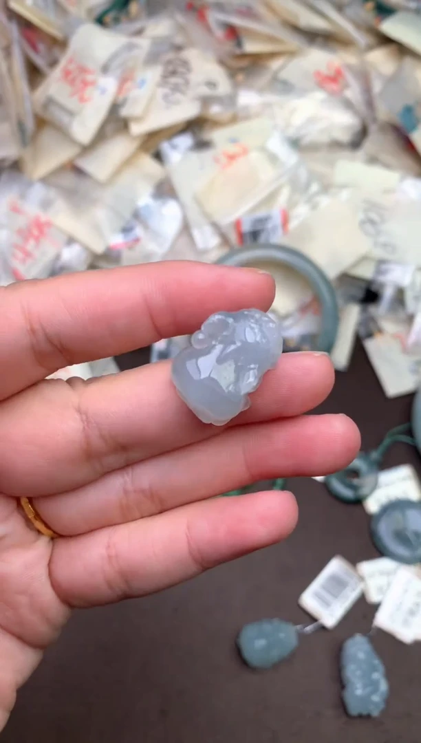 未镶嵌挂件翡翠 —