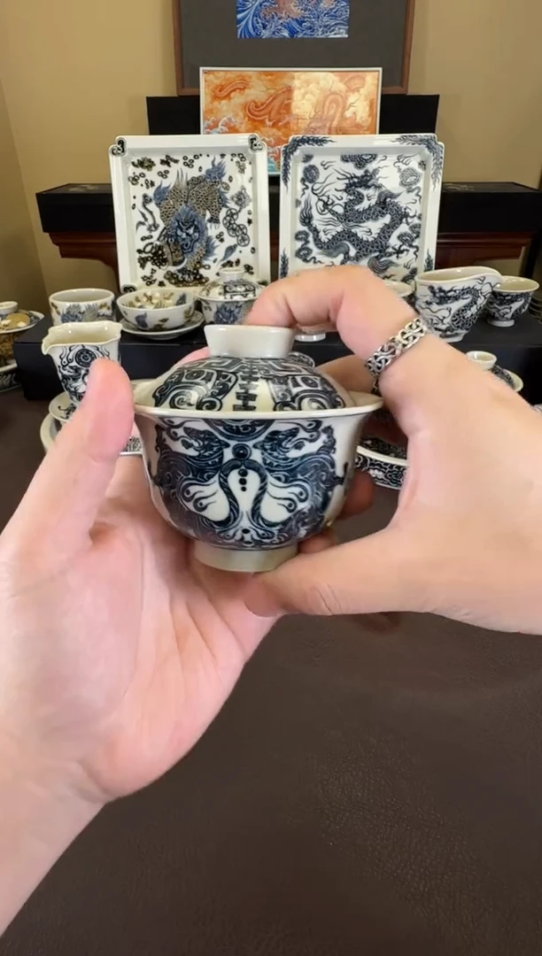 二哈游虎符纹盖碗