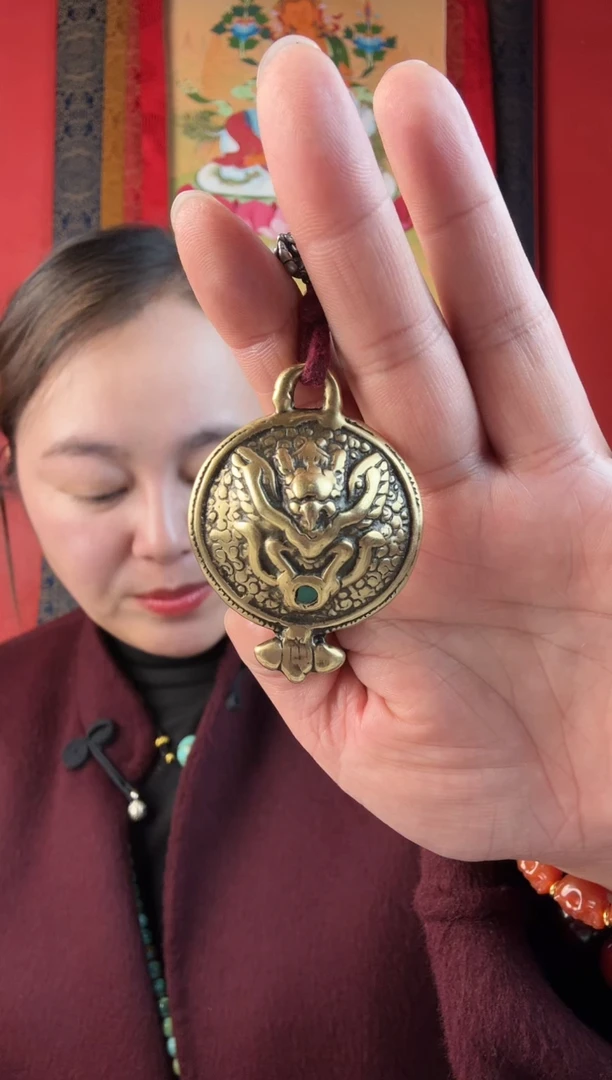 无非金属金色图腾牌子