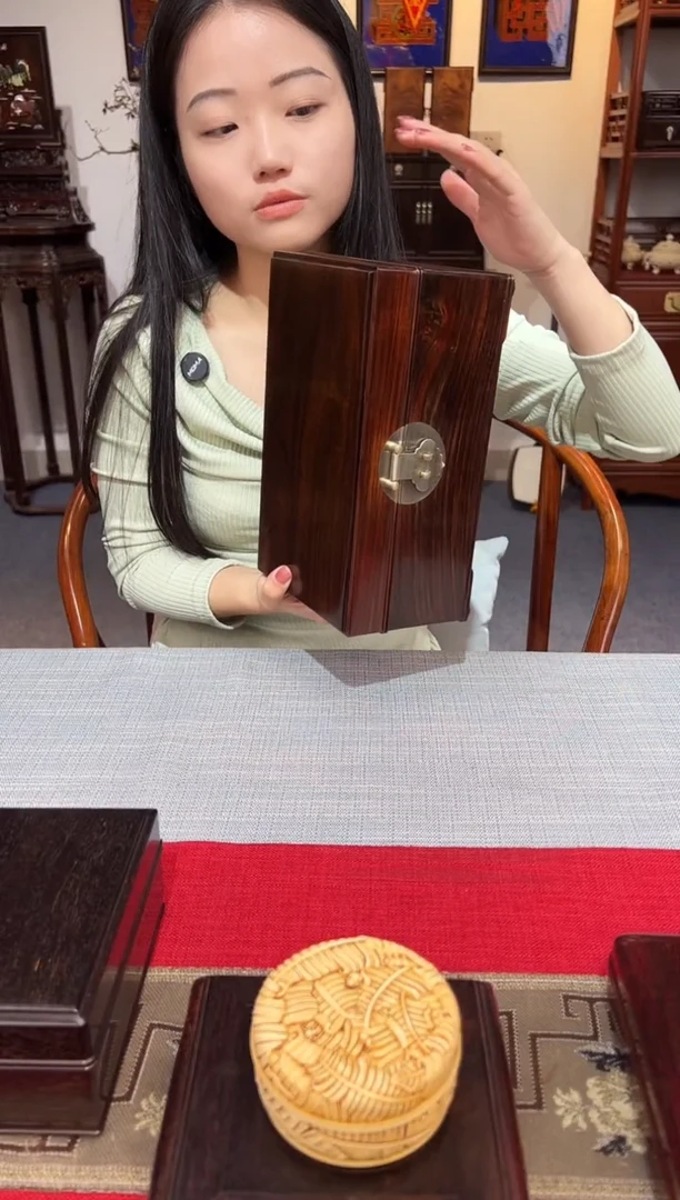 红酸枝木类成套家具全独板藏宝盒