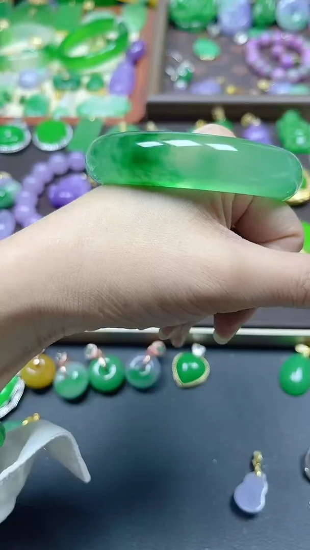 颈饰未镶嵌翡翠绿飘花手镯