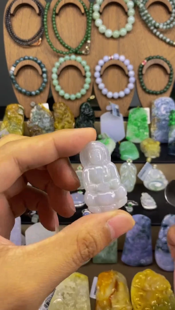 翡翠未镶嵌颈饰观音