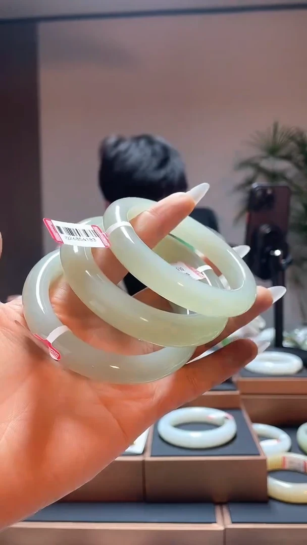 【闪购商品】和田玉手镯未镶嵌晴羊脂54-59多样性发一