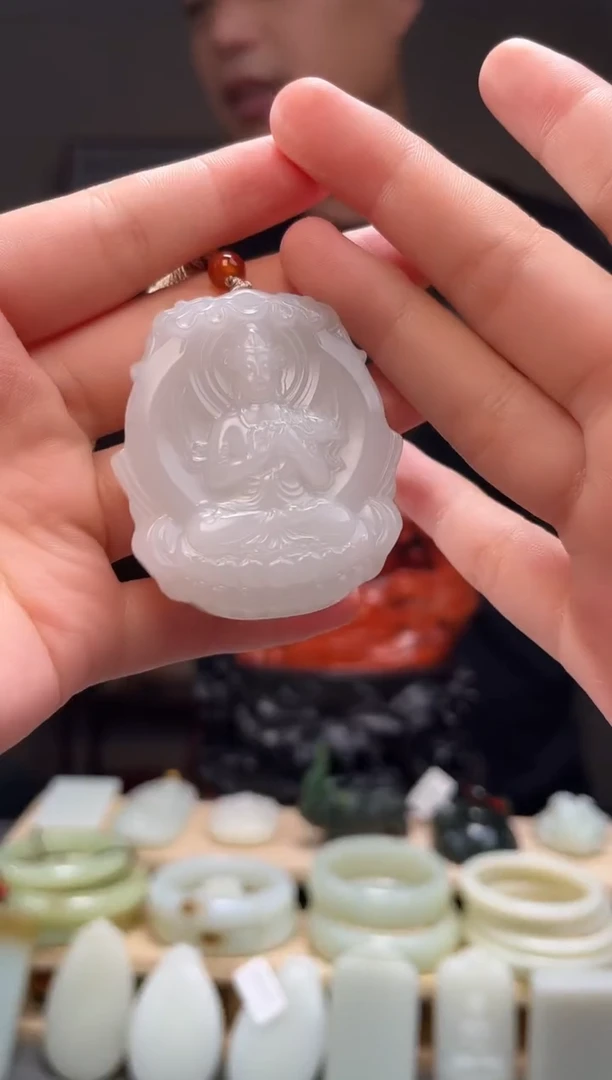 颈饰未镶嵌和田玉吊坠