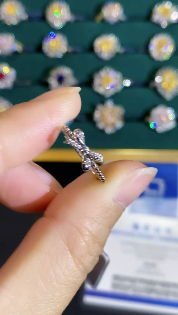 18K金镶嵌戒指钻石戒指