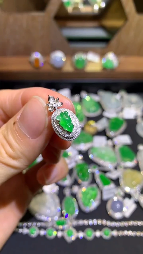 【闪购商品】翡翠吊坠(不含链)18K金镶嵌吊坠