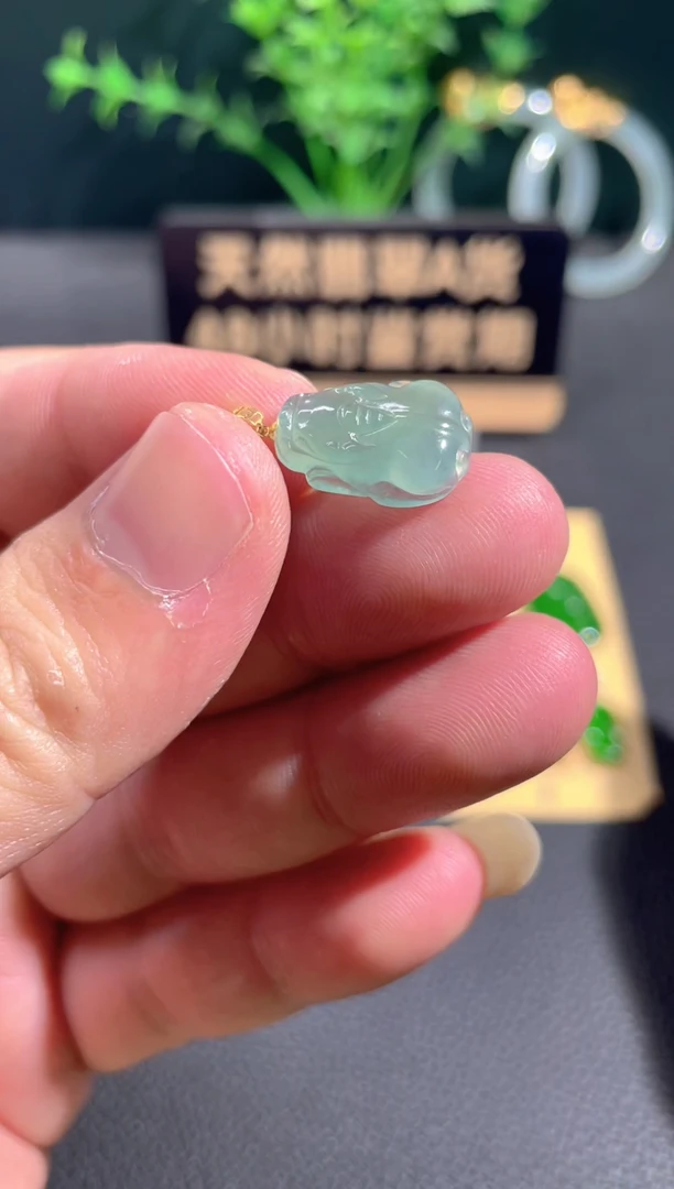 翡翠18K金镶嵌颈饰翡翠